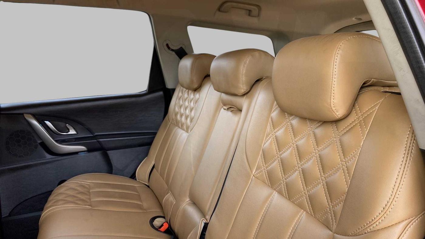 2019 Mahindra XUV500 W7, Diesel, Manual, 27,360 km, Right Side Rear Door Cabin