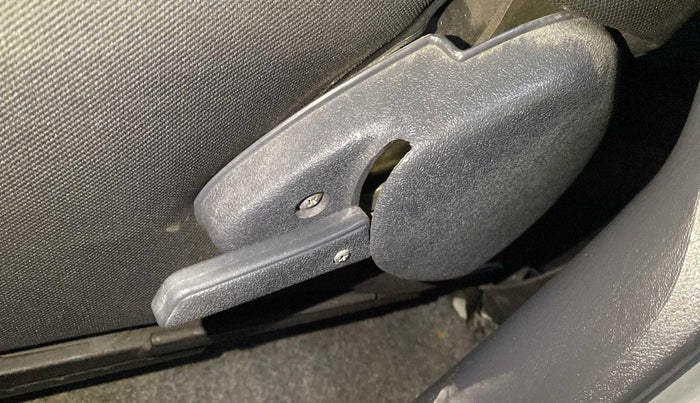 2010 Maruti Alto LX, Petrol, Manual, 33,095 km, Front left seat (passenger seat) - Headrest adjuster not working