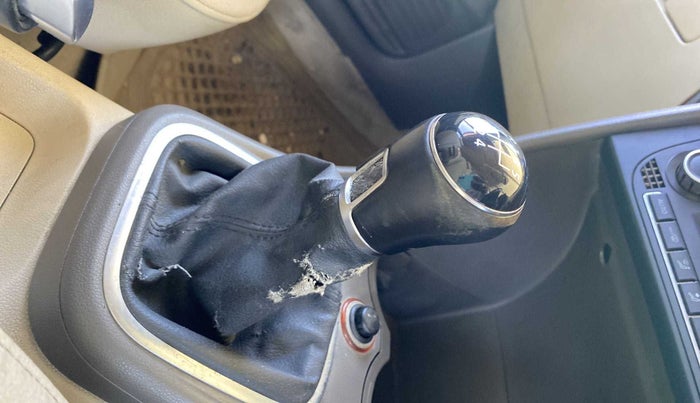 2013 Volkswagen Vento HIGHLINE DIESEL, Diesel, Manual, 51,374 km, Gear lever - Boot cover slightly torn