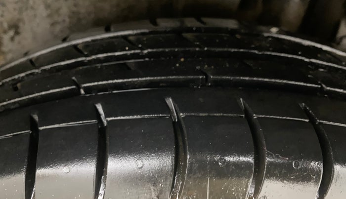 2013 Maruti Swift VXI, Petrol, Manual, 87,697 km, Left Rear Tyre Tread