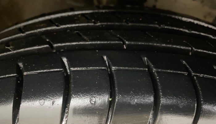 2013 Maruti Swift VXI, Petrol, Manual, 87,697 km, Right Front Tyre Tread
