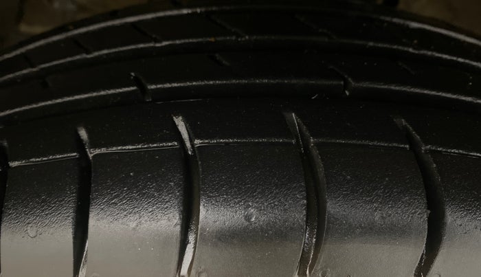 2013 Maruti Swift VXI, Petrol, Manual, 87,697 km, Left Front Tyre Tread
