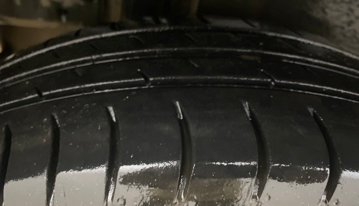 2013 Maruti Swift VXI, Petrol, Manual, 87,697 km, Right Rear Tyre Tread