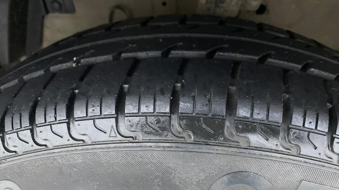 2016 Maruti Swift VXI, Petrol, Manual, 70,563 km, Left Front Tyre Tread