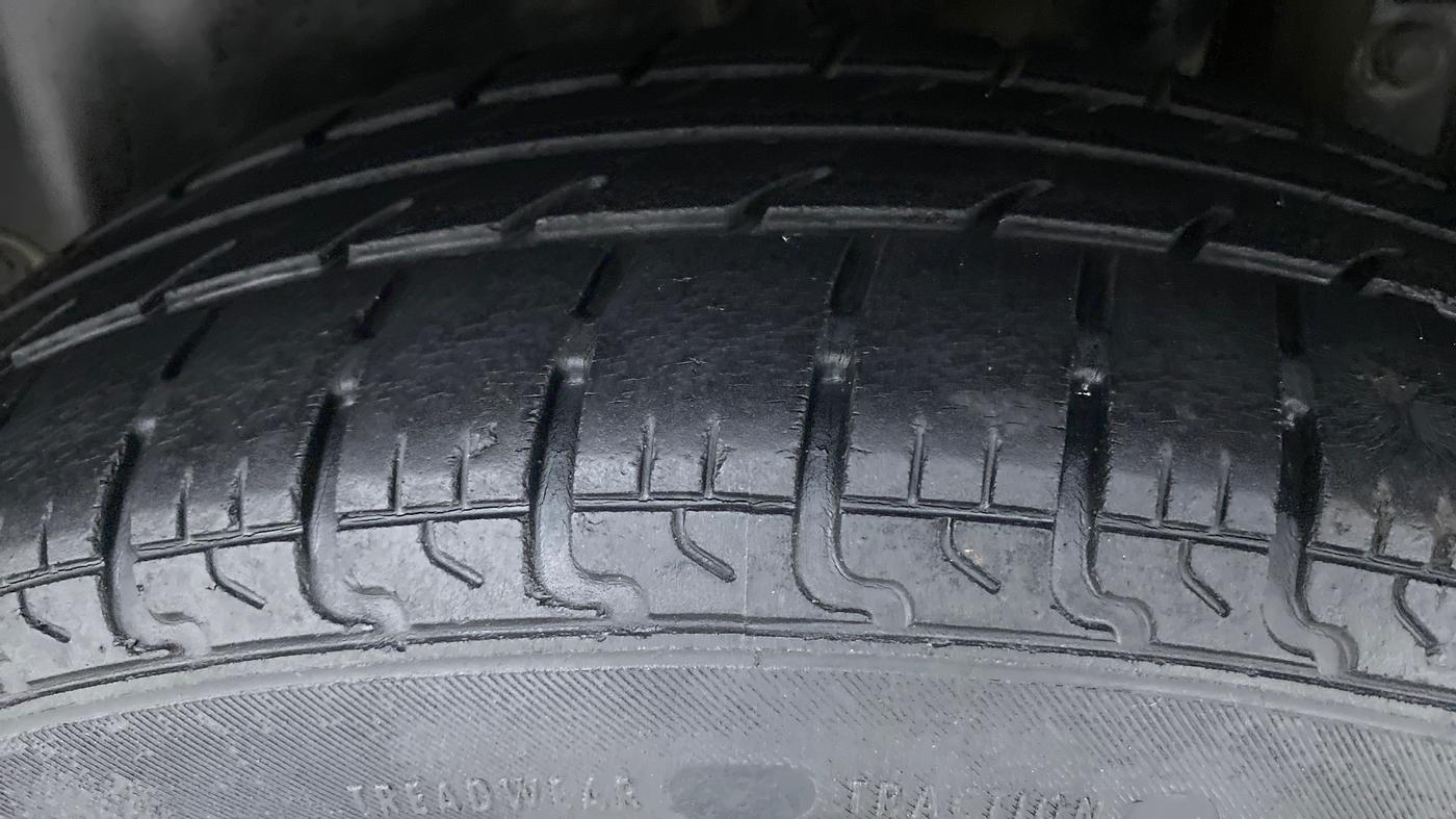 2016 Maruti Swift VXI, Petrol, Manual, 70,563 km, Left Rear Tyre Tread