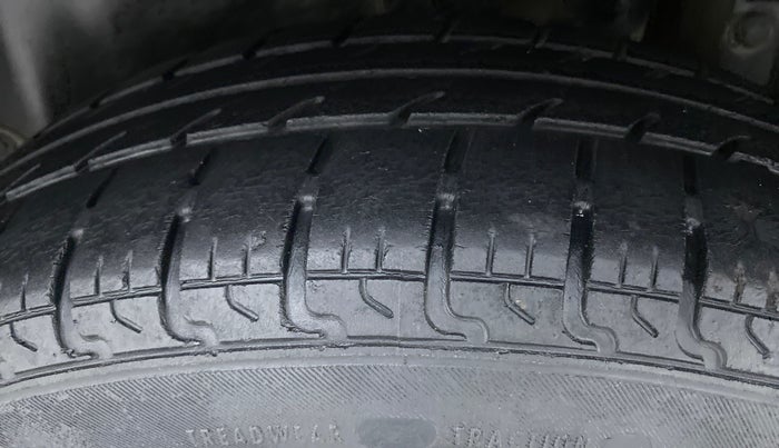 2016 Maruti Swift VXI, Petrol, Manual, 70,563 km, Left Rear Tyre Tread