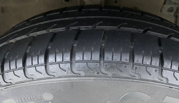 2016 Maruti Swift VXI, Petrol, Manual, 70,563 km, Right Front Tyre Tread