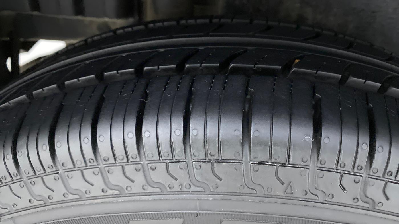 2016 Maruti Swift VXI, Petrol, Manual, 70,563 km, Right Rear Tyre Tread