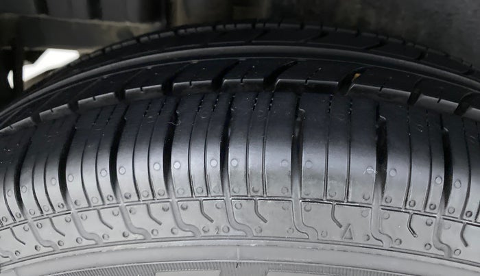 2016 Maruti Swift VXI, Petrol, Manual, 70,563 km, Right Rear Tyre Tread