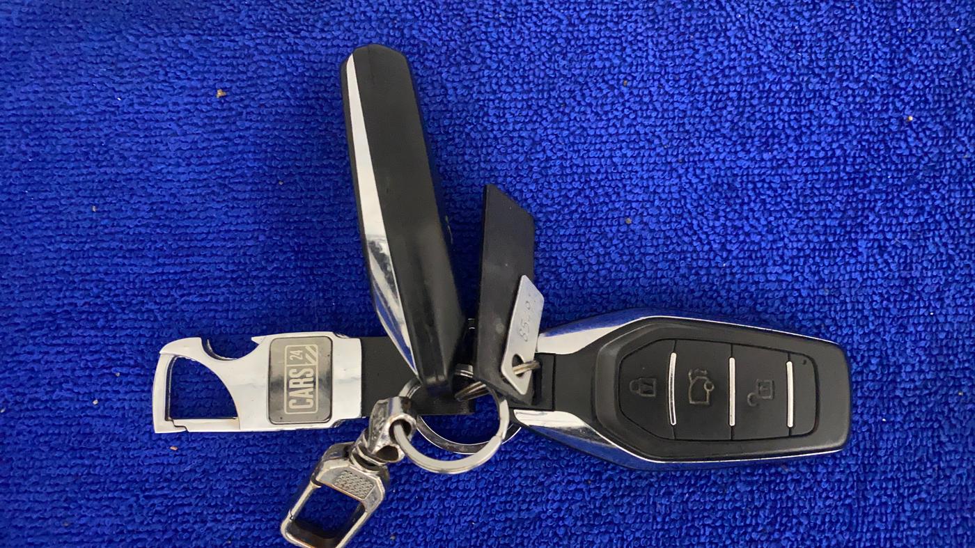 2018 Mahindra XUV500 W11 AT, Diesel, Automatic, 75,351 km, Key Close Up