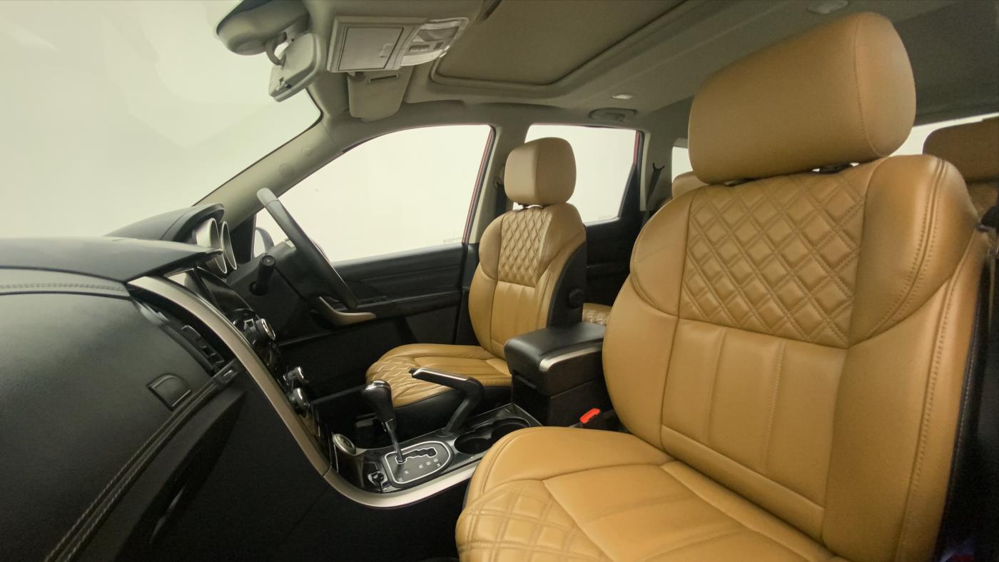 2018 Mahindra XUV500 W11 AT, Diesel, Automatic, 75,351 km, Right Side Front Door Cabin