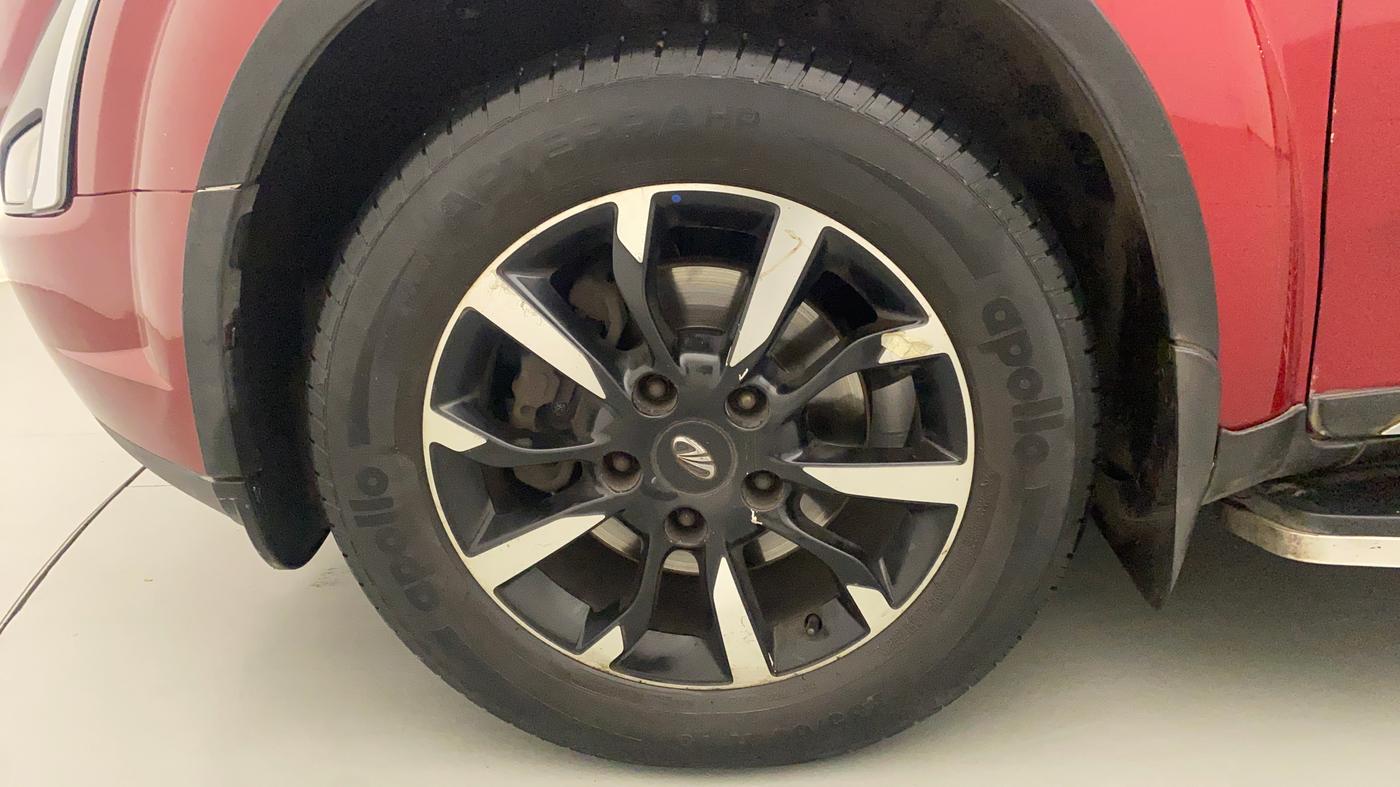 2018 Mahindra XUV500 W11 AT, Diesel, Automatic, 75,351 km, Left Front Wheel