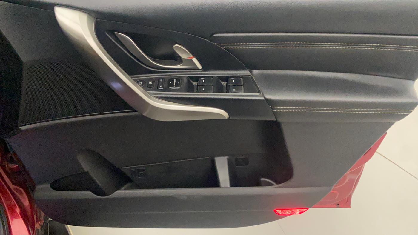 2018 Mahindra XUV500 W11 AT, Diesel, Automatic, 75,351 km, Driver Side Door Panels Control