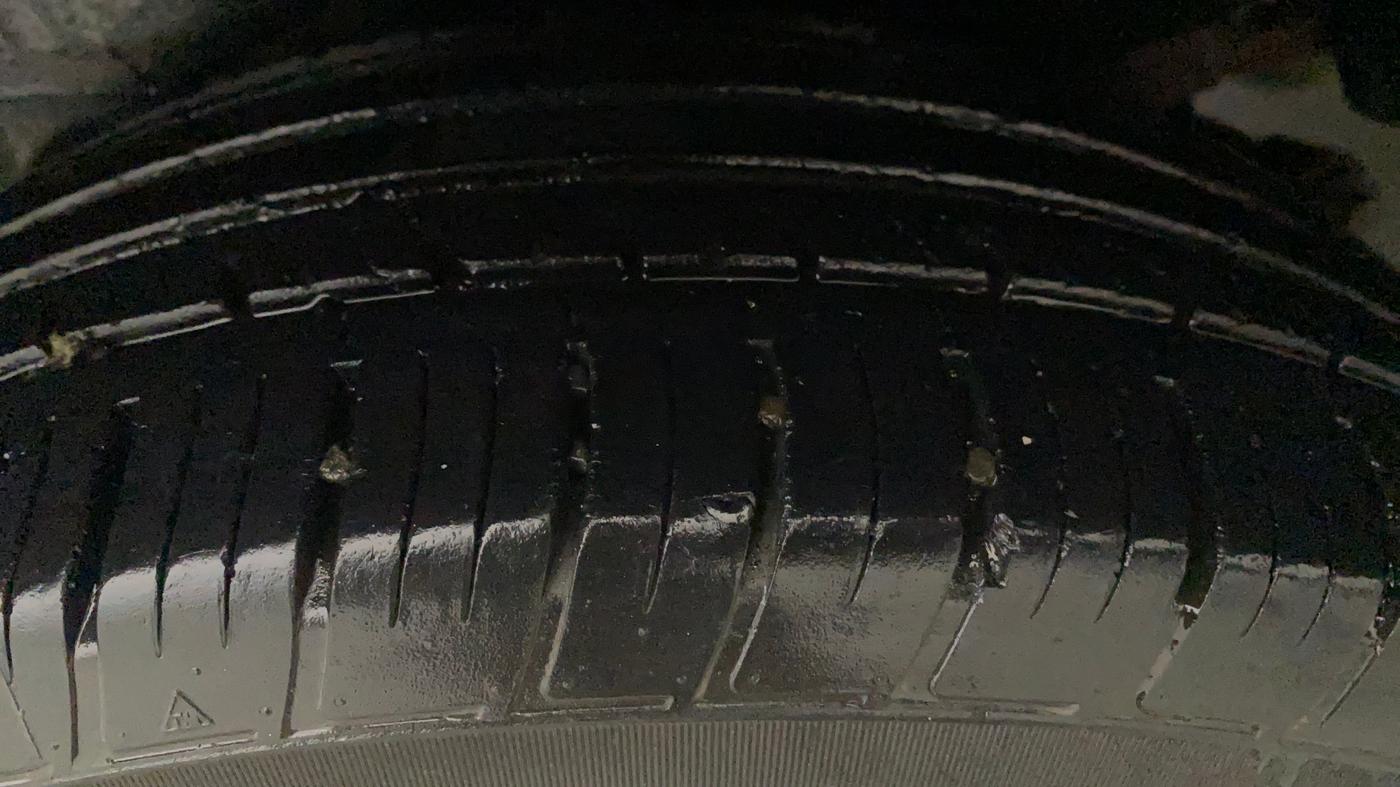 2018 Mahindra XUV500 W11 AT, Diesel, Automatic, 75,351 km, Left Front Tyre Tread