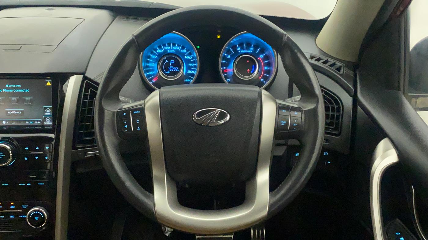 2018 Mahindra XUV500 W11 AT, Diesel, Automatic, 75,351 km, Steering Wheel Close Up