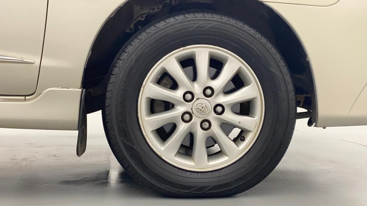 2014 Toyota Innova 2.5 ZX 7 STR BS IV, Diesel, Manual, 61,021 km, Right Front Wheel