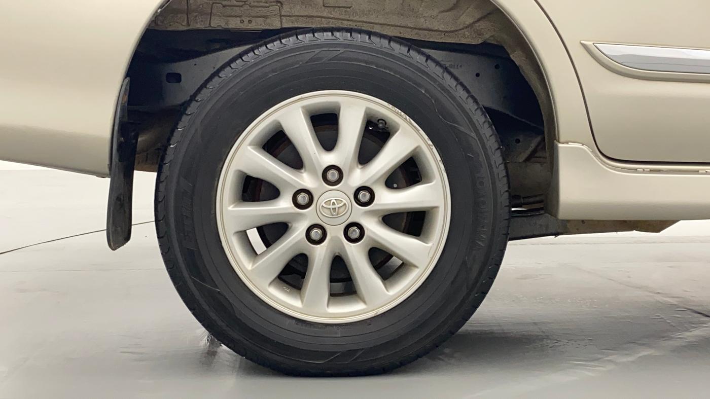 2014 Toyota Innova 2.5 ZX 7 STR BS IV, Diesel, Manual, 61,021 km, Right Rear Wheel
