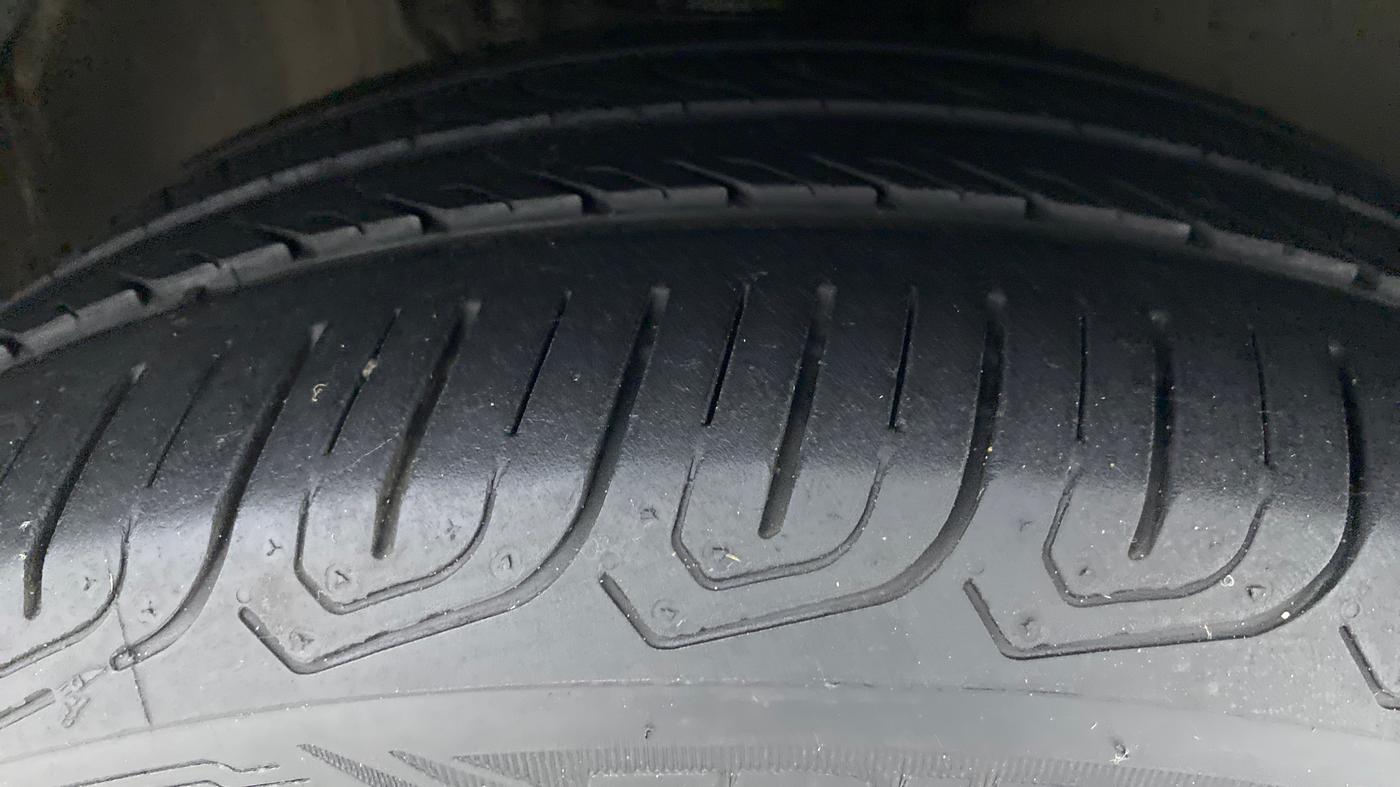 2016 Volkswagen Vento 1.2 TSI HIGHLINE PLUS AT, Petrol, Automatic, 66,062 km, Right Front Tyre Tread