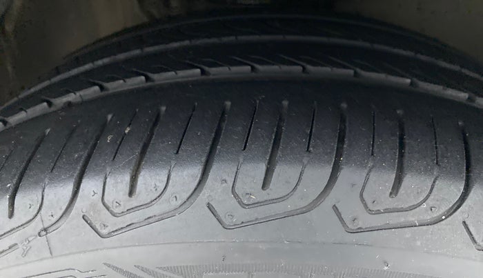 2016 Volkswagen Vento 1.2 TSI HIGHLINE PLUS AT, Petrol, Automatic, 66,062 km, Right Front Tyre Tread
