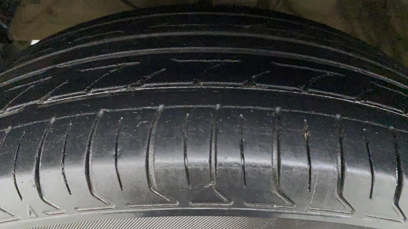 2018 Maruti Dzire VXI AMT, Petrol, Automatic, 79,567 km, Right Front Tyre Tread
