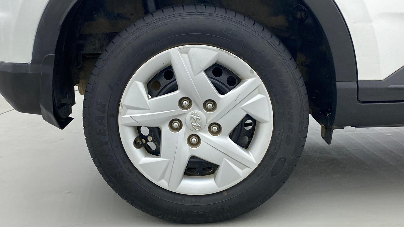 2020 Hyundai VENUE S 1.2, Petrol, Manual, 35,809 km, Right Rear Wheel