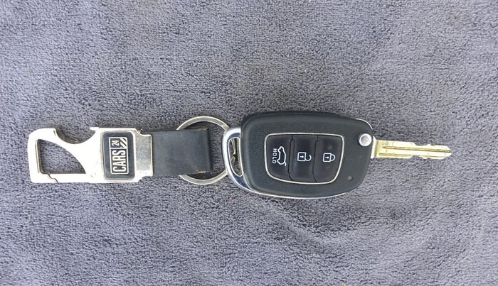 2020 Hyundai VENUE S 1.2, Petrol, Manual, 35,809 km, Key Close Up