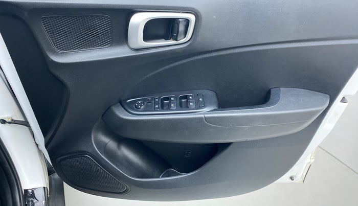 2020 Hyundai VENUE S 1.2, Petrol, Manual, 35,809 km, Driver Side Door Panels Control