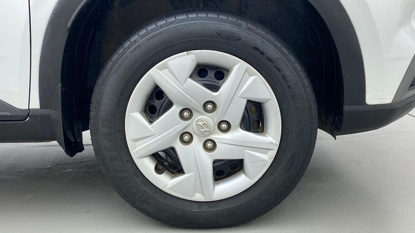 2020 Hyundai VENUE S 1.2, Petrol, Manual, 35,809 km, Right Front Wheel