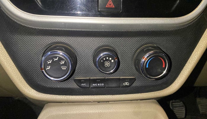 2016 Mahindra TUV300 T8, Diesel, Manual, 93,473 km, AC Unit - Directional switch has minor damage