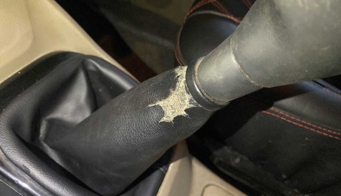 2016 Mahindra TUV300 T8, Diesel, Manual, 93,473 km, Gear lever - Boot cover slightly torn