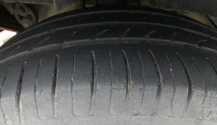 2016 Mahindra Kuv100 K8 D 6 STR, Diesel, Manual, 72,269 km, Right Rear Tyre Tread