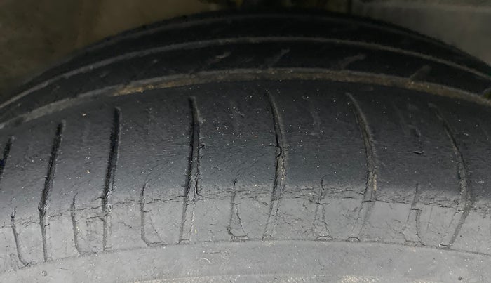 2016 Mahindra Kuv100 K8 D 6 STR, Diesel, Manual, 72,269 km, Right Front Tyre Tread