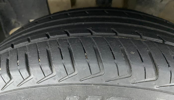 2018 Renault Kwid 1.0 RXT Opt, Petrol, Manual, 63,276 km, Left Front Tyre Tread