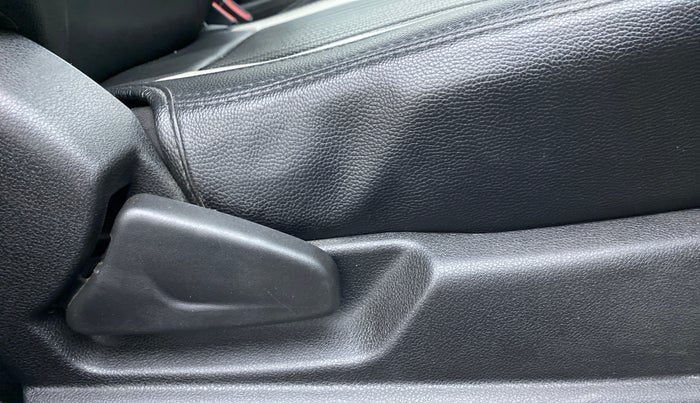 2018 Renault Kwid 1.0 RXT Opt, Petrol, Manual, 63,276 km, Driver Side Adjustment Panel