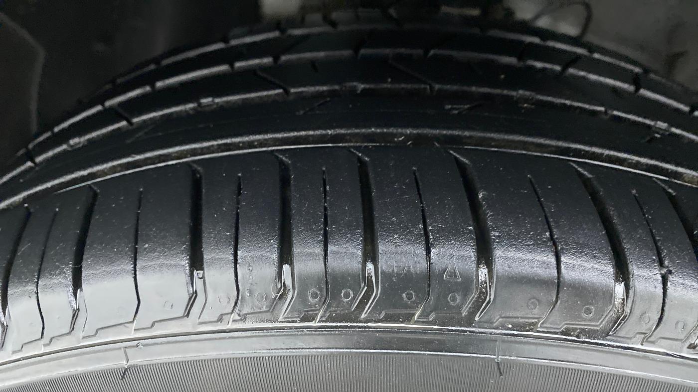 2022 Hyundai VENUE SX 1.5 CRDI, Diesel, Manual, 9,624 km, Left Front Tyre Tread