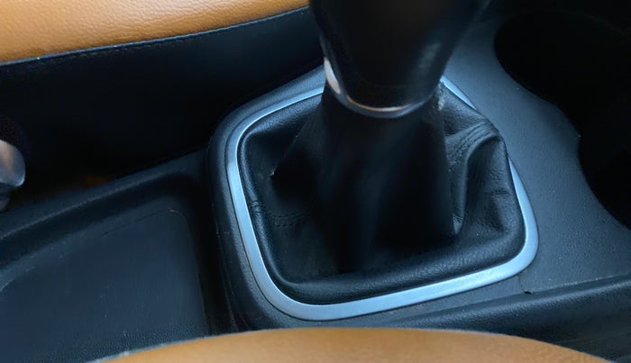 2017 Volkswagen Polo HIGHLINE1.2L PETROL, Petrol, Manual, 98,115 km, Gear lever - Boot cover slightly torn