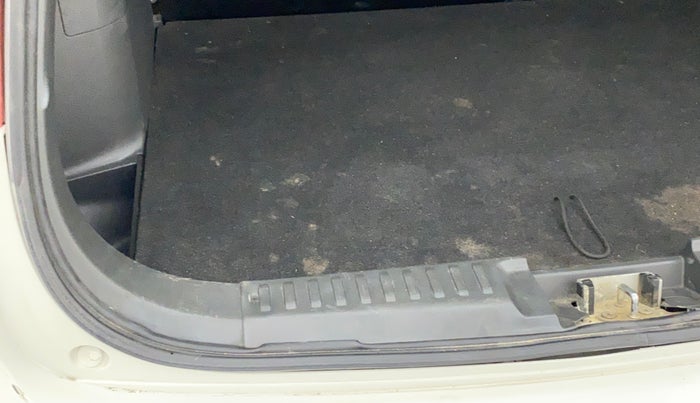 2018 Maruti Vitara Brezza VDI OPT, Diesel, Manual, 43,109 km, Dicky (Boot door) - Weather strip has minor damage