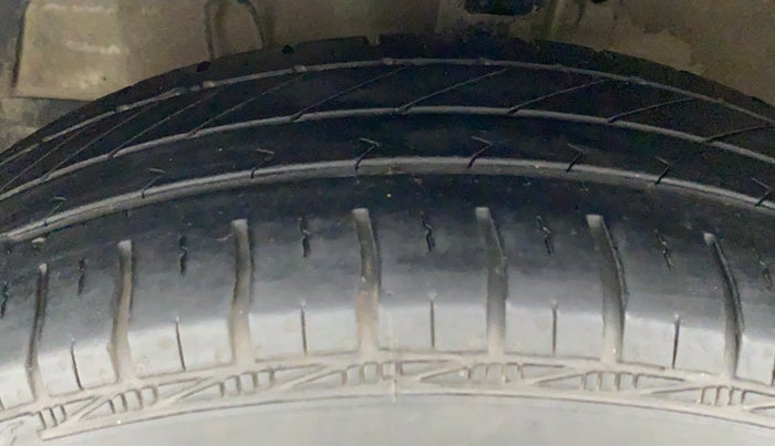 2016 Maruti Swift LXI (O), Petrol, Manual, 49,414 km, Left Front Tyre Tread