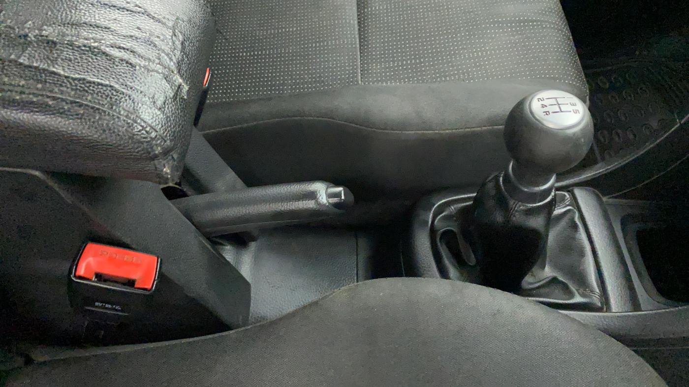 2016 Maruti Swift LXI (O), Petrol, Manual, 49,414 km, Gear Lever