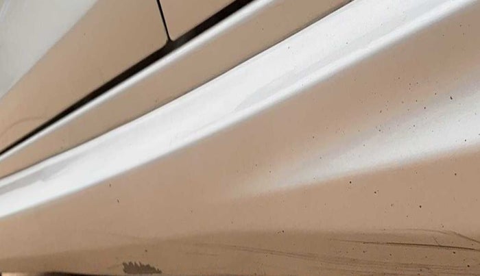 2015 Maruti Swift VXI, Petrol, Manual, 84,906 km, Left running board - Minor scratches