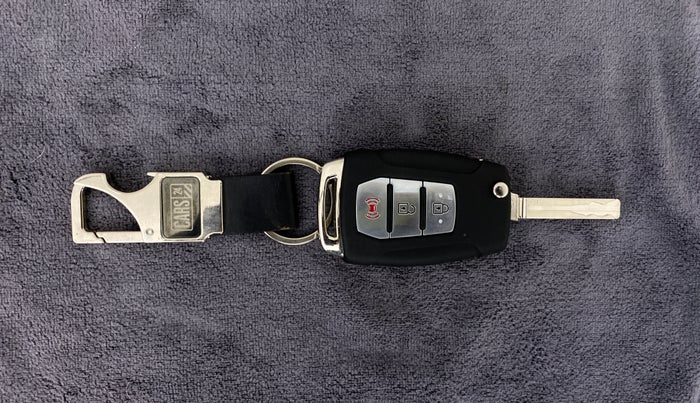 2021 Mahindra XUV300 W8 1.2 PETROL, Petrol, Manual, 13,089 km, Key Close Up
