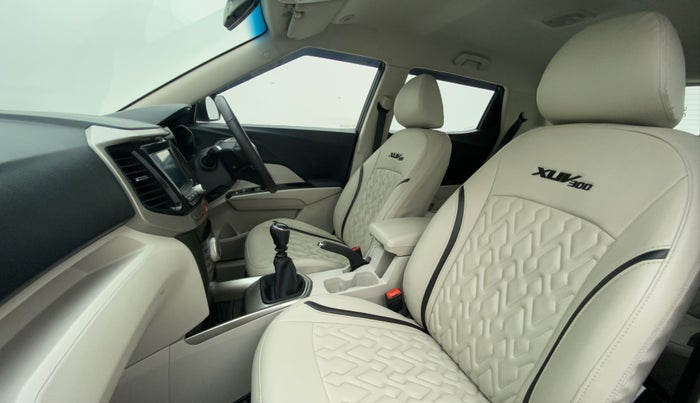 2021 Mahindra XUV300 W8 1.2 PETROL, Petrol, Manual, 13,089 km, Right Side Front Door Cabin
