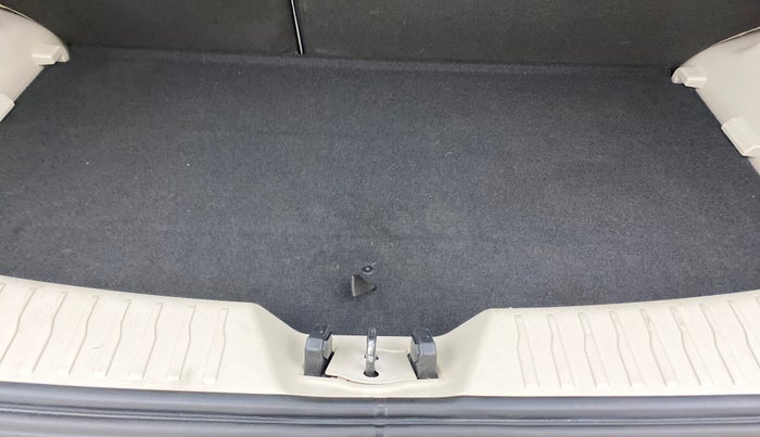 2021 Mahindra XUV300 W8 1.2 PETROL, Petrol, Manual, 13,089 km, Boot Inside