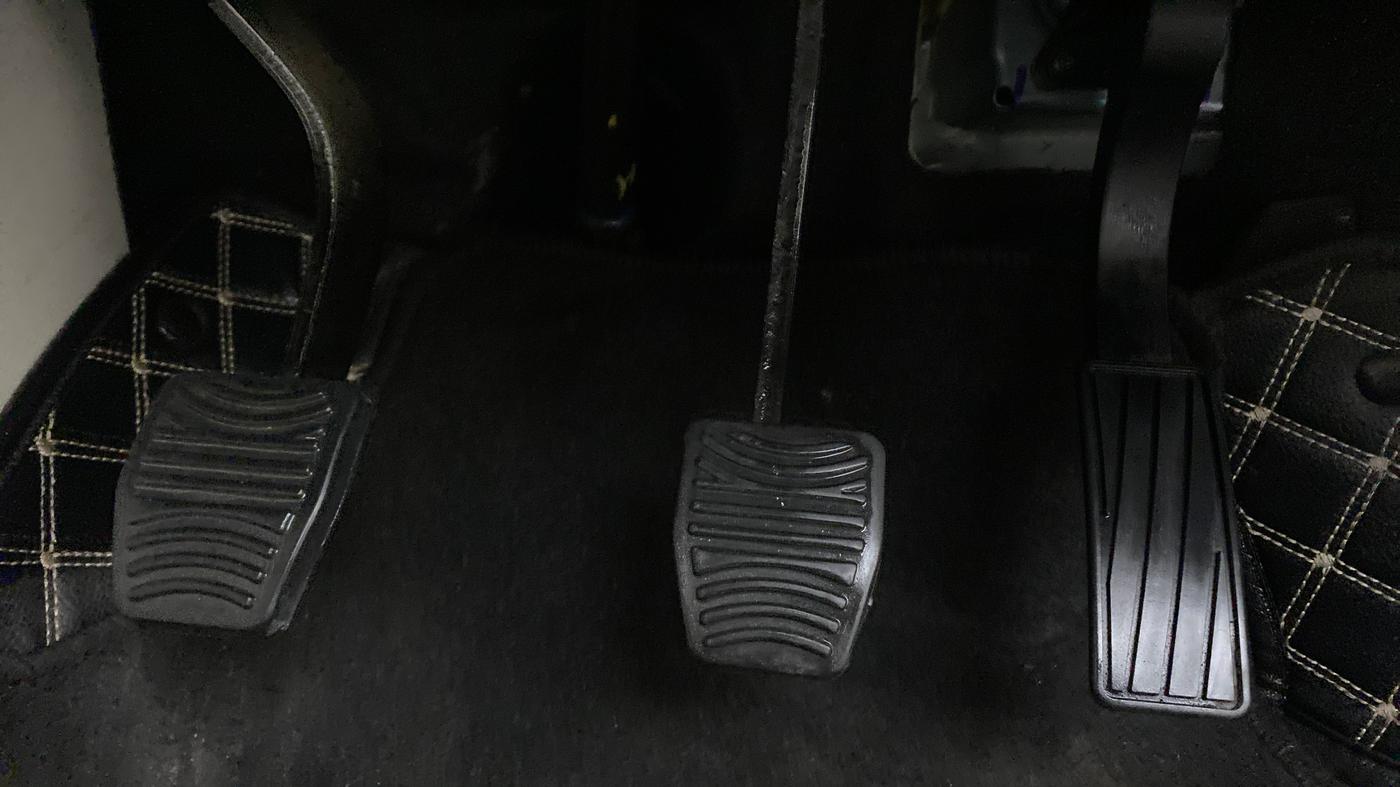2021 Mahindra XUV300 W8 1.2 PETROL, Petrol, Manual, 13,089 km, Pedals