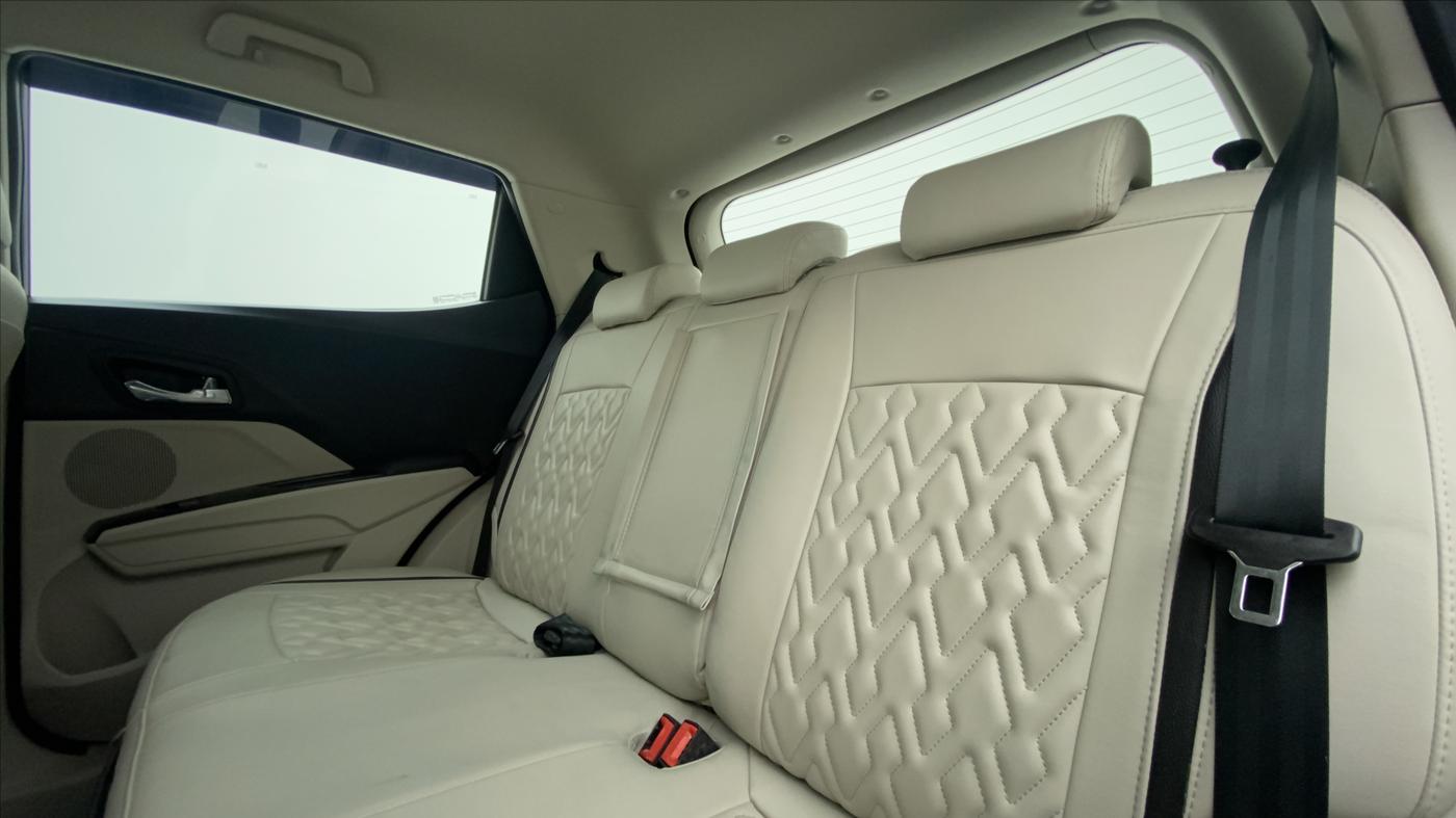 2021 Mahindra XUV300 W8 1.2 PETROL, Petrol, Manual, 13,089 km, Right Side Rear Door Cabin
