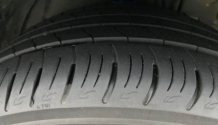 2021 Mahindra XUV300 W8 1.2 PETROL, Petrol, Manual, 13,089 km, Right Front Tyre Tread