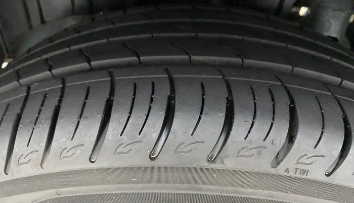 2021 Mahindra XUV300 W8 1.2 PETROL, Petrol, Manual, 13,089 km, Right Rear Tyre Tread