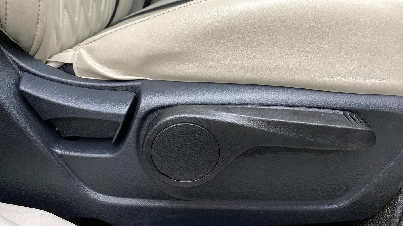 2021 Mahindra XUV300 W8 1.2 PETROL, Petrol, Manual, 13,089 km, Driver Side Adjustment Panel