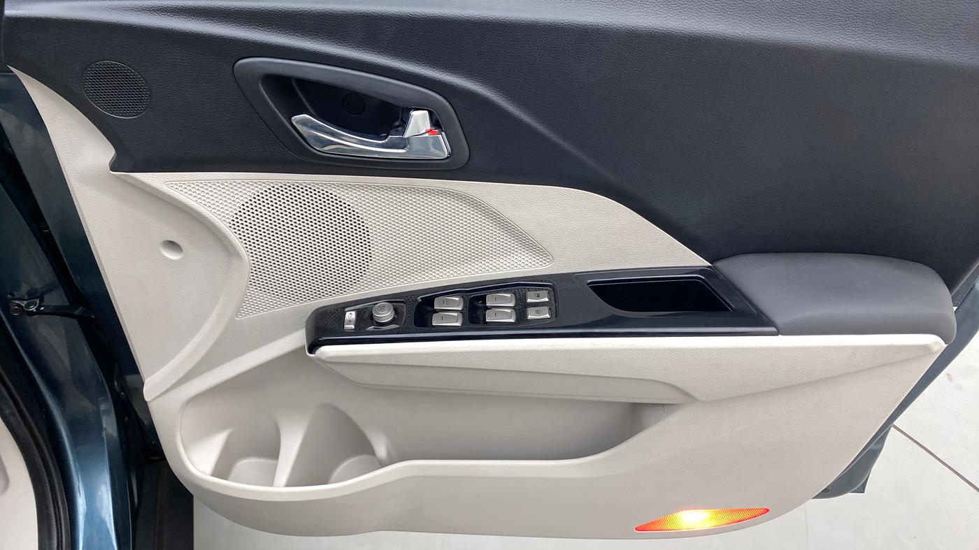 2021 Mahindra XUV300 W8 1.2 PETROL, Petrol, Manual, 13,089 km, Driver Side Door Panels Control