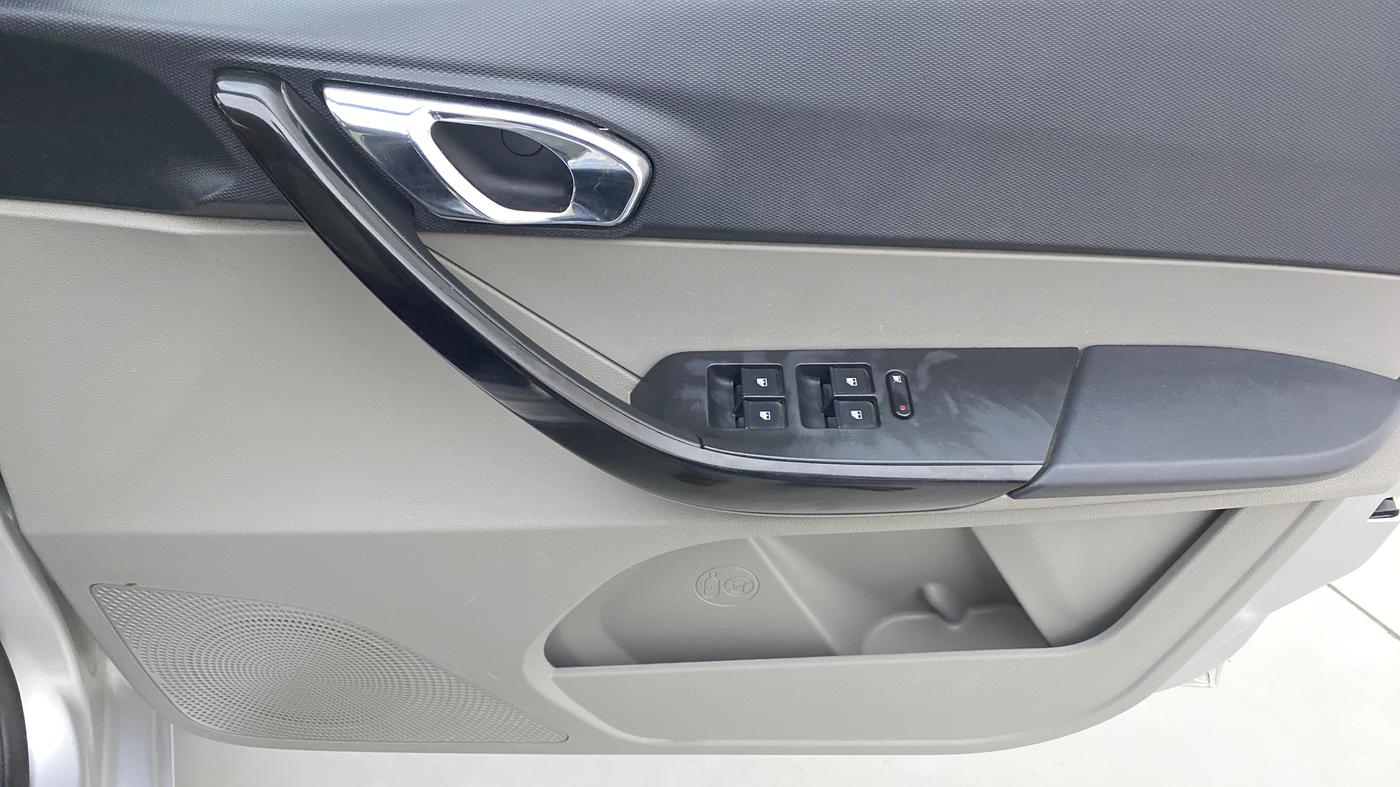 2017 Tata Tiago XZA PETROL, Petrol, Automatic, 30,340 km, Driver Side Door Panels Control